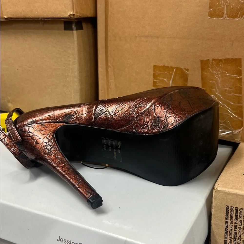 Women’s Metallic Copper Peep-Toe Platform Pump - Picture 6 of 7